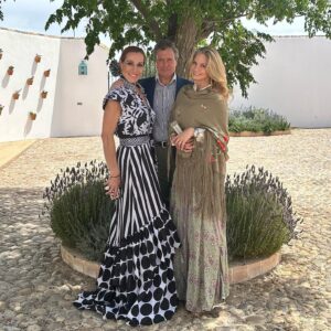 Genoveva Casanova Instagram - Una visita muy especial de mi adorada @monikasprechen y @alberto.pelaezoficial para la feria de Sevilla!! 🥰🥰🥰💃🏼🎶