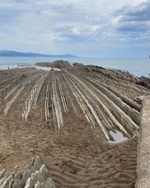 Genoveva Casanova Instagram - Les quiero compartir este lugar que es de las cosas más bellas que tiene este país… #itzurun … Es una playa  del Geoparque de la Costa Vasca, en el Mar Cantábrico, que se distingue por sus formaciones rocosas datadas de al rededor de 60 millones de años de antigüedad. El lugar es tan especial que aquí se filmaron escenas de la serie  @gameofthrones … No se lo pierdan!!