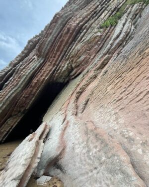 Genoveva Casanova Instagram - Les quiero compartir este lugar que es de las cosas más bellas que tiene este país… #itzurun … Es una playa  del Geoparque de la Costa Vasca, en el Mar Cantábrico, que se distingue por sus formaciones rocosas datadas de al rededor de 60 millones de años de antigüedad. El lugar es tan especial que aquí se filmaron escenas de la serie  @gameofthrones … No se lo pierdan!!