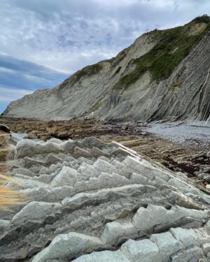 Genoveva Casanova Instagram - Les quiero compartir este lugar que es de las cosas más bellas que tiene este país… #itzurun … Es una playa  del Geoparque de la Costa Vasca, en el Mar Cantábrico, que se distingue por sus formaciones rocosas datadas de al rededor de 60 millones de años de antigüedad. El lugar es tan especial que aquí se filmaron escenas de la serie  @gameofthrones … No se lo pierdan!!