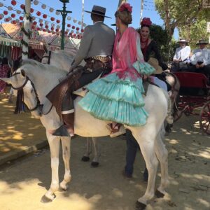 Genoveva Casanova Instagram - Qué sueño poder pasear por la feria de Sevilla montando a la grupa con mi hijo Luis y que mis amigas también disfruten de esta preciosa tradición … 🥰🥰 #mamaorgullosa 🤣🥰🫠 Gracias @rocioperaltar por este maravilloso traje!!! Me encanta!!!!