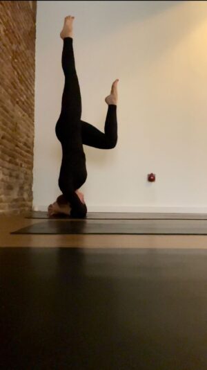 Genoveva Casanova Instagram - 2 años y ya casi consigo estas 2 posturas!! 💪🏻💪🏻 Con paciencia y constancia todo se consigue! 🧘‍♀️ GRACIAS @nidiayoga y @paulapetriccayoga por ser  tan extraordinarias profesoras y amigas!! 🥰