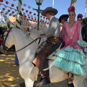 Genoveva Casanova Instagram - Qué sueño poder pasear por la feria de Sevilla montando a la grupa con mi hijo Luis y que mis amigas también disfruten de esta preciosa tradición … 🥰🥰 #mamaorgullosa 🤣🥰🫠 Gracias @rocioperaltar por este maravilloso traje!!! Me encanta!!!!