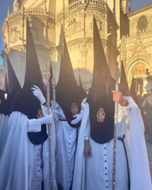 Genoveva Casanova Instagram - Luis, Amina y Cayetano cumpliendo la tradición familiar. Una noche inolvidable con nuestros hermanos de #losgitanossevilla . Agradecida por poder volver a vivir esta tradición tan nuestra desde dentro, como siempre, como hace años. 🙏🏻

#semanasantasevilla #semanasanta #procesión #procesiones #cristodelosgitanos #tradicion #tradiciones