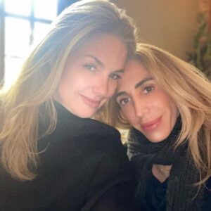 Genoveva Casanova Instagram - Se acaban de ir y ya siento un vacío enorme.  Gracias por estos días maravillosos de amor y absoluta dicha.  La felicidad de ser una familia no se compara con nada.  Jamás sabré cómo agradecerle a Dios la suerte de tenerlos.  Vuelvan pronto por favor. 🥰