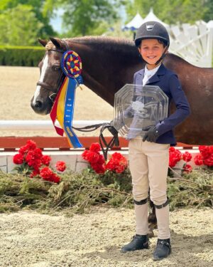 Georgina Bloomberg Instagram - Jasper and Rico Suave take their second tricolor of the Old Salem Farm Spring shows, after winning both over fences classes on Sunday and claiming the Small Pony Hunter championship. @mwg330 @oldsalemfarmny @poniesandpalmsshowstablesllc 💙🏆🐴