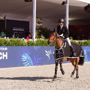 Georgina Bloomberg Instagram - It hasn’t been an easy road back to the winner’s circle. But making it back in on the beach, and with my favorite fan by my side, made it worth every moment. ☀️🌊💙🐴🌴 @longinesglobalchampionstour (📷: @sportfot.photovideo)