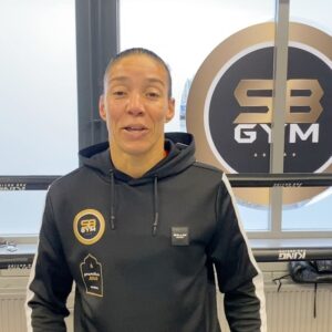 Germaine de Randamie Instagram - IEDEREEN IS WELKOM!!!! Schrijf je in via de site van @sbgymnl !!
1 team 1 taak. Lekker samen komen en samen werken aan een gezondere maatschappij ❤️🙏🏻 hope to see you all Sunday #ironlady #teamironlady #utrecht #sbgym #holland #fitdutchies #kickboxing #bokszaktraining #togetherstrong #germainederandamie #ufc #ufcfighter #healthylifestyle @saidelbadaouiofficial