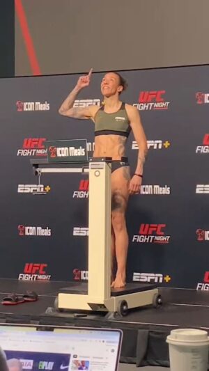 Germaine de Randamie Instagram - 🥊🇺🇸 | #UFCVegas90 | "Championship weight" voor Germaine de Randamie. De Nederlandse staat binnen vijf minuten op de weegschaal en weegt 135 lbs.

De Randamie vecht morgen op de prelims tegen Norma Dumont. Kijk het gevecht live via onze Amerikaanse prelims stream op discovery !! De stream begint om 22.00u, de partij van de Randamie wordt omstreeks 22.30u verwacht.

📽 Special thanks @alexbehunin for the video.