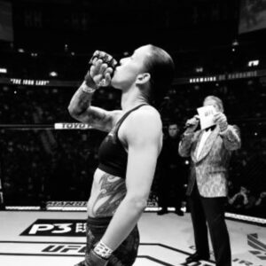 Germaine de Randamie Instagram - WALK LIKE A KING OR WALK LIKE YOU DON’T CARE WHO’S THE KING!!
TIME TO RISE!!! #ufc #ufcfighter #dontcallitacomeback #utrecht #netherlands #dutchpride #fitdutchie #holland #mma #germainederandamie #fighter #rise #teamironlady