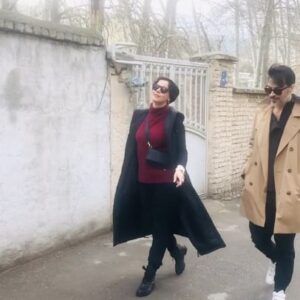 Ghazal Shakeri Instagram - 💎
بعد از مدت ها با دوستان و همکاران قدیم دیدار کردیم
از درد و دل گفتیم
از هرآنچه گذشت گفتیم …
در کوچه پس کوچه های وطن قدم زدیم
و در آستانهٔ شروع سال جدید 
برای خود 
برای وطن 
و برای هموطن 
آرزوی صبر ، امید و برقراری کردیم
سوز دل ، با ترانه ای آشنا درآمیخت و زمزمه ای شد 
بر لبان من و داریوش آذر مهربان و کهنه رفیق 
بی ادا و بی ادعا و بی تکخوانی زن .
در انتها 
سعی کردیم لبخند هم بزنیم …کاش از ته دل بود .

بماند به یادگار از روزهای آخر اسفند ۱۴۰۱
به امید سالی نو و بهاری سبزتر
دوستتان دارم

غزل
🤍

@dariusazar 
#محمدنوری 
#وطن 
#امید
