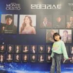 Gi So-you Instagram - 급으로 보게된 뮤지컬~ 어린이 뮤지컬 말고는 처음 보는 뮤지컬에 기남매 완전완전 감동감동😘😘😘😘 소유는 한순간도 눈을 떼지못하고 자기도 저렇게 노래하고 싶다고~~~ 보컬학원 보내달라며😱😱😱😱😱 뭐든지 잘하고 싶은 소유🤣🤣🤣🤣 엄마 아빠도 오랜만에 본 뮤지컬이였는데 너무 너무 감동이였다~^^ 😍 소유가 커서 뮤지컬도 보고♡ 이제 자주 보러다니자~♡ ㆍ ㆍ 소유옷 @bebezoo_korea ㆍ ㆍ ㆍ #몬테크리스토 #뮤지컬 #기남매 #기은유#기소유#완전반함😍 #너무멋찐무대 #감사합니다 #예쁜옷#베베주