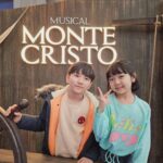 Gi So-you Instagram - 급으로 보게된 뮤지컬~ 어린이 뮤지컬 말고는 처음 보는 뮤지컬에 기남매 완전완전 감동감동😘😘😘😘 소유는 한순간도 눈을 떼지못하고 자기도 저렇게 노래하고 싶다고~~~ 보컬학원 보내달라며😱😱😱😱😱 뭐든지 잘하고 싶은 소유🤣🤣🤣🤣 엄마 아빠도 오랜만에 본 뮤지컬이였는데 너무 너무 감동이였다~^^ 😍 소유가 커서 뮤지컬도 보고♡ 이제 자주 보러다니자~♡ ㆍ ㆍ #몬테크리스토 #뮤지컬 #기남매 #기은유#기소유#완전반함😍 #너무멋찐무대 #감사합니다