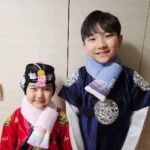 Gi So-you Instagram - 기남매 미리 새해인사드려요~^^ 새해복많이받으세요 😍😍😍 ㆍ ㆍ ㆍ ㆍ 기남매 이름이 새긴 머플러 👉 @kimitiz_official ㆍ ㆍ ㆍ #새해인사#기남매#기소유#기은유#새해복많이받으세요🙇 #키미티즈