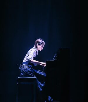 Gigi Cheung Instagram - 2/3-5/3 
陳蕾演唱會《念》 @pantherchan 💫 

還記得有一次在K11的一個商場表演，看到一位女子自彈自唱著，然後我停下了腳步，被她的聲音和表演吸引著，她就是陳蕾，我那時已經被圈粉了。

不久因為一次看音樂節的認識成為了好友，然後就是拍了她娑婆的MV 再到成為歌手進入同一公司，再到拍她的MV，再到能夠與她一起在紅館演出。

我是深深的為她感到驕傲，她的創作，她對世界的愛，她的同理心，認真和勤奮，所有所有都很美，能夠見證她踏上紅館是超級滾動。

謝謝你陳蕾，謝謝找我為你的演唱會彈奏，一起完成這一章節。

你快樂嗎前這一段確實是花了很多心機去編排的，由第一粒音開始進入了一種經歴前八首的情緒和世界後的感受，應該是聽了無數次前八首而進入狀態去創作的，再到你快樂嗎，和陳蕾還有樂隊一起連結，感受。

雖然「在這奔跑歲月裏，少不免有些傷疤」
但我們都可以快樂，我們都值得快樂，即使你現在不快樂，也不要緊，給自己一點時間，有天你會發現一切是最好的安排。

謝謝你給我帶來如此難忘的第一次紅館演出，我們的第一次，永遠記住，謝謝你的音樂給大家帶來力量，謝謝認識到你。

你的「念」就是帶著很強的力量

還有謝謝整個團隊的所有人來成就這個充滿深度和靈魂的演出，能夠成為其中一份子，只能夠講真係好癲，好開心。

makeup @chichili 
hair @myos_zivyeung 
Stylist @huberttsui 
Top @noirkeininomiya 
Skirt @lanecrawford @thefrankieshop 
special thanks @halftalkyan
