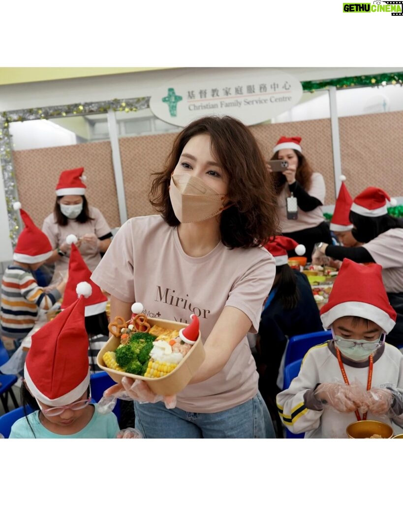 Gigi Lai Instagram - 很開心與一班小朋友一起製作聖誕便當和玩遊戲✨希望這班未來的主人翁能在將來有美好的前程，貢獻社會。預祝所有小朋友聖誕和新年快樂🥳🎉 #Christmas #聖誕節 #聖誕快樂 #新年快樂 #CFSC #基督教家庭服務中心