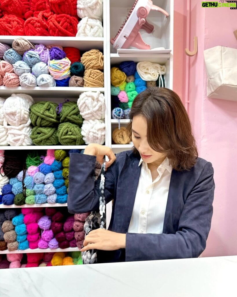 Gigi Lai Instagram - 趁小朋友學校放假帶她們去做鈎針編織 @happyyarn_kimbee 🧶🥰 別以為我化妝護膚專業就是手巧靈活，其實我做這些小手工非常笨手笨腳。今次第一次整，時常搞錯方向和鈎錯線，但還是成功整好人生第一個自己鈎的編織袋，好大滿足感。我覺得這個活動很好，既可以訓練腦筋靈活和專注力，發揮創意，又能令小朋友減少使用手機~是一個非常好的親子活動😁👍🏻 #gi_losophy #3小豬成長記 #handmade