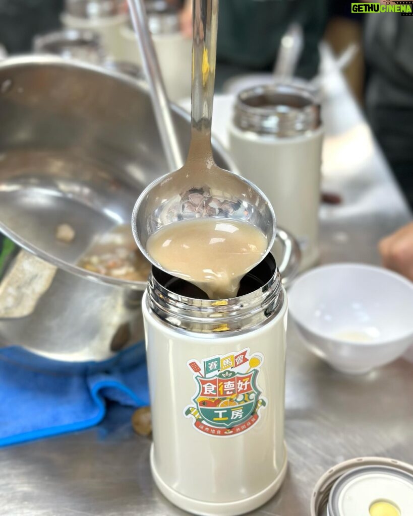 Gigi Lai Instagram - 今次我和同事去了工廠大廈內的惜食製作工場，用新鮮回收來的蔬菜，加上其他營養食材煲出湯水，從源頭開始善用資源，珍惜食物🥕，過程十分有意義。我們帶上熱湯和福袋探訪公公婆婆，這些關懷和陪伴的時光，都讓大家感到開心溫暖。無論是地球資源或是長者，珍惜和關愛都很重要💞 #gi_losophy #環保 #珍惜食物 #減少剩食 #食德好 #foodgrace #love #worldvolunteerday