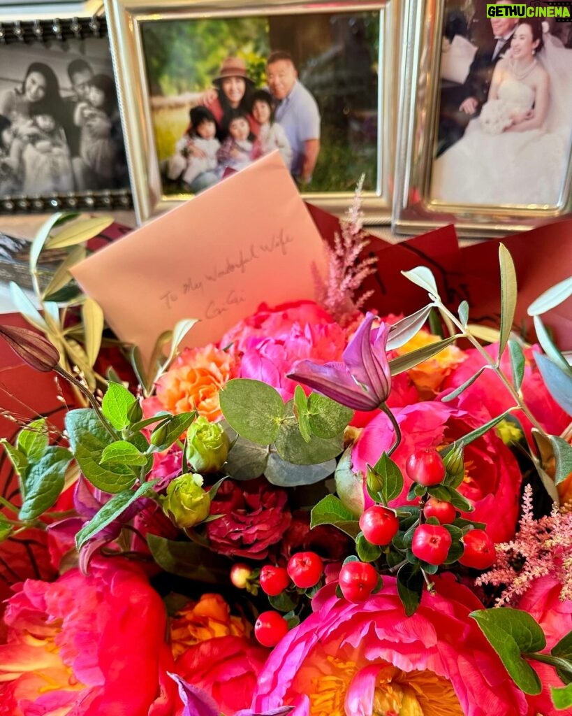 Gigi Lai Instagram - 不知不覺今年已經是我們牽手走過的第15年。 謝謝你每年都記得送上我最愛的鮮花，我們的關係就像這些花朵，色彩繽紛又充滿活力，多年來的相處就如灌溉鮮花的養分。 感恩一直有你的支持和陪伴，讓我無懼挑戰向前行。期待未來一起見證我們的三顆種子健康地快樂成長♥️🥰 #anniversary #truelove