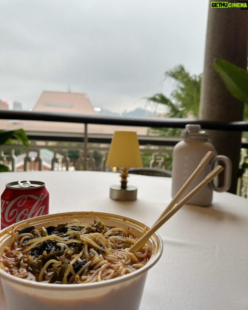 Gigi Yim Instagram - 在這個環境吃米線是有多麼有意義的一件事，有氛圍又浪漫👍🏻 Yummy Delicious Amazing Incredible Spectacular 👍🏻👍🏻👍🏻👍🏻