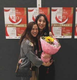 Gigi Yim Instagram - 我的媽媽們母親節快樂！
你們都在不同的階段，幫助我照顧我，一直鼓勵住我，永遠❤️你們，我會加油的。💪🏻

也祝各位天下間的媽媽母親節快樂，大家都是一朵盛放得很漂亮的花，開開心心，心想事成🌷🌹❤️
各位媽媽辛苦了！送上一朵萱草花的花語 ‘忘記憂愁，感恩母愛，溫馨美滿’
致愛錫我們的母親❤️