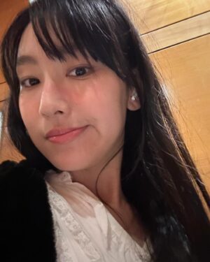 Gigi Yim Instagram - 謝謝大家的生日祝福，為表感謝，在此獻上我的幕後影片。
感覺這首歌很適合晚上聽，和坐車的時候，感覺有個魔法的時刻就是卡上了點。

但是我看見我的粉絲朋友們留言了這一句👇🏻
請問以下邊首歌系炎明熹新歌？ 
1.還有一艘太空艙
2.還有一粒救心丹
3.還有一艘救生艙
4.還有一艘逃生艙 
5.還有一艘避難艙
6.還有一粒壓力瘡
7.還有一艘救生艇
8.還有一首救生艙
🤔🫢