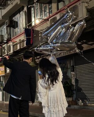 Gigi Yim Instagram - 謝謝大家的生日祝福，為表感謝，在此獻上我的幕後影片。
感覺這首歌很適合晚上聽，和坐車的時候，感覺有個魔法的時刻就是卡上了點。

但是我看見我的粉絲朋友們留言了這一句👇🏻
請問以下邊首歌系炎明熹新歌？ 
1.還有一艘太空艙
2.還有一粒救心丹
3.還有一艘救生艙
4.還有一艘逃生艙 
5.還有一艘避難艙
6.還有一粒壓力瘡
7.還有一艘救生艇
8.還有一首救生艙
🤔🫢