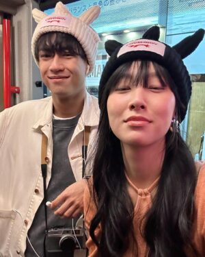 Gigi Yim Instagram - 謝謝大家的生日祝福，為表感謝，在此獻上我的幕後影片。
感覺這首歌很適合晚上聽，和坐車的時候，感覺有個魔法的時刻就是卡上了點。

但是我看見我的粉絲朋友們留言了這一句👇🏻
請問以下邊首歌系炎明熹新歌？ 
1.還有一艘太空艙
2.還有一粒救心丹
3.還有一艘救生艙
4.還有一艘逃生艙 
5.還有一艘避難艙
6.還有一粒壓力瘡
7.還有一艘救生艇
8.還有一首救生艙
🤔🫢