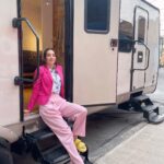 Gimena Gómez Instagram - •| 1. Éstos días en filmación de próxima tv serie en mi querida ciudad de México. 2. Me opongo a ponerme los tacones sino hasta el set ó siente poder de mi chantufla 3. Curso de cómo hacer que tu pelo crezca según tu personaje. NO son extensiones, eso se estudia en el segundo semestre de la carrera de actuación. Inventados. 😜 |• . . . #filmingseason #90minutos #tvseries #actresslife