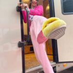 Gimena Gómez Instagram - •| 1. Éstos días en filmación de próxima tv serie en mi querida ciudad de México. 2. Me opongo a ponerme los tacones sino hasta el set ó siente poder de mi chantufla 3. Curso de cómo hacer que tu pelo crezca según tu personaje. NO son extensiones, eso se estudia en el segundo semestre de la carrera de actuación. Inventados. 😜 |• . . . #filmingseason #90minutos #tvseries #actresslife