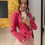 Gimena Gómez Instagram - •| 1. Éstos días en filmación de próxima tv serie en mi querida ciudad de México. 2. Me opongo a ponerme los tacones sino hasta el set ó siente poder de mi chantufla 3. Curso de cómo hacer que tu pelo crezca según tu personaje. NO son extensiones, eso se estudia en el segundo semestre de la carrera de actuación. Inventados. 😜 |• . . . #filmingseason #90minutos #tvseries #actresslife