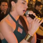 Gimena Gómez Instagram - Hay momentos en que quisiera mejor rajarme… Una de las cosas que más amo de mi México lindo y querido es cantar su música, que mueve nuestros corazones melancólicos y alegres a la vez. #palomanegra #palomazo #rancheras #musicamexicana