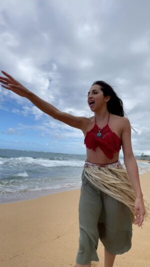 Gimena Gómez Instagram - •| Parte 2 del live action de Moana que nadie pidió porque hicimos cine con ese plano secuencia 😜 mi parte favorita: los últimos 3 segundos |•
.
.
.
#moana #hawaii #liveaction #fun #liveactionmoana #singer #cantante #cuanlejosvoy #howfarillgo