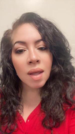 Gina Brillon Instagram - Happy #motivationalmonday  bedhead and still in pajamas I had to let y’all know how I dealt with some negative thoughts yesterday  #positivevibes #mindsetshift #ginabrillon