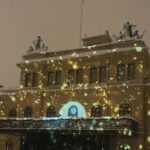 Gina Dirawi Instagram - På nyårsafton hade jag den stora äran att hålla nyårstalet i min kära hemstad Sundsvall som fyllde 400 år, och hylla dess historia. När jag stod där & kollade ut över folkhavet kunde jag inte sluta tänka på min farfar Chaher som kom till Sundsvall i januari 1991, nån månad efter att jag föddes. Min pappa berättade att farfar var så lycklig över att komma till Sundsvall för kranarna hade varm och kallvatten. ”Tänk, bara man vrider så kommer det ut, det är som paradiset.” Han och farmor Fatima hade en liten konolilott vid Haga. De älskade den lotten och ville alltid spendera så mycket tid där. ”Ska vi åka till jorden?” brukade dom säga,och tvingade oss alla att följa med. Jag minns att det fanns en friggebod som luktade surt& jord. Jag brukade sitta där i en skottkärra, räkna krattorna & spindelnäten medan mina släktingar satt utanför och knaprade på solrosfrön & jämförde vem som hade bäst grödor. ”Nu går vi”, gnällde jag alltid tillslut. ”jag orkar inte mer.” ”Finns det något bättre än att få plantera i sin egen jord?”, sa farfar och sträckte upp några jordiga zucchinis mot solen.”Kolla så vackert”. ”Du kan ju bara köpa dom från Coop”, mumlade jag. ”Finns i vilken affär som helst”. ”Det är inte samma sak.”, sa farfar, ”Inget slår ens egen jord”. Väl hemma i lägenheten slog sig alla ner framför den stora tvn. Bakom stod ett trettiotal växter som fyllde en fjärdedel av vardagsrummet. Vissa var i krukor, andra i vita grekisk-youghurt behållare. Några år senare skulle en till behållare adderas. En i glas, som innehöll jord som farfar hämtat hem från sin hemby Loubiye 60 år efter att han tvingats därifrån. Han sa att han ville begravas med den jorden. På hans begravning hällde vi den Palestinska jorden över den svenska. Det var vackert och sorgligt på samma gång. Under talets gång insåg jag hur tacksam jag är för min hemstad. Det är traumatiserande att tvingas lämna sitt hem, bli rotlös. Sundsvall gav min familj chansen att slå rot igen. När jag kom ner i folkhavet & såg min familj blev jag tårögd. Jag kom dit för att hylla 400 år av Sundsvalls historia, och slogs plötsligt av hur jag och min släkt föralltid är en del av den, och den av oss❤️