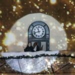 Gina Dirawi Instagram - På nyårsafton hade jag den stora äran att hålla nyårstalet i min kära hemstad Sundsvall som fyllde 400 år, och hylla dess historia. När jag stod där & kollade ut över folkhavet kunde jag inte sluta tänka på min farfar Chaher som kom till Sundsvall i januari 1991, nån månad efter att jag föddes. Min pappa berättade att farfar var så lycklig över att komma till Sundsvall för kranarna hade varm och kallvatten. ”Tänk, bara man vrider så kommer det ut, det är som paradiset.” Han och farmor Fatima hade en liten konolilott vid Haga. De älskade den lotten och ville alltid spendera så mycket tid där. ”Ska vi åka till jorden?” brukade dom säga,och tvingade oss alla att följa med. Jag minns att det fanns en friggebod som luktade surt& jord. Jag brukade sitta där i en skottkärra, räkna krattorna & spindelnäten medan mina släktingar satt utanför och knaprade på solrosfrön & jämförde vem som hade bäst grödor. ”Nu går vi”, gnällde jag alltid tillslut. ”jag orkar inte mer.” ”Finns det något bättre än att få plantera i sin egen jord?”, sa farfar och sträckte upp några jordiga zucchinis mot solen.”Kolla så vackert”. ”Du kan ju bara köpa dom från Coop”, mumlade jag. ”Finns i vilken affär som helst”. ”Det är inte samma sak.”, sa farfar, ”Inget slår ens egen jord”. Väl hemma i lägenheten slog sig alla ner framför den stora tvn. Bakom stod ett trettiotal växter som fyllde en fjärdedel av vardagsrummet. Vissa var i krukor, andra i vita grekisk-youghurt behållare. Några år senare skulle en till behållare adderas. En i glas, som innehöll jord som farfar hämtat hem från sin hemby Loubiye 60 år efter att han tvingats därifrån. Han sa att han ville begravas med den jorden. På hans begravning hällde vi den Palestinska jorden över den svenska. Det var vackert och sorgligt på samma gång. Under talets gång insåg jag hur tacksam jag är för min hemstad. Det är traumatiserande att tvingas lämna sitt hem, bli rotlös. Sundsvall gav min familj chansen att slå rot igen. När jag kom ner i folkhavet & såg min familj blev jag tårögd. Jag kom dit för att hylla 400 år av Sundsvalls historia, och slogs plötsligt av hur jag och min släkt föralltid är en del av den, och den av oss❤️