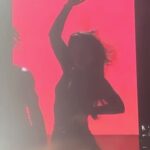 Gina Dirawi Instagram - Spelar ingen roll hur ny mobil man har, alla bilder känns ändå iPhone 3🫠 @primavera_sound