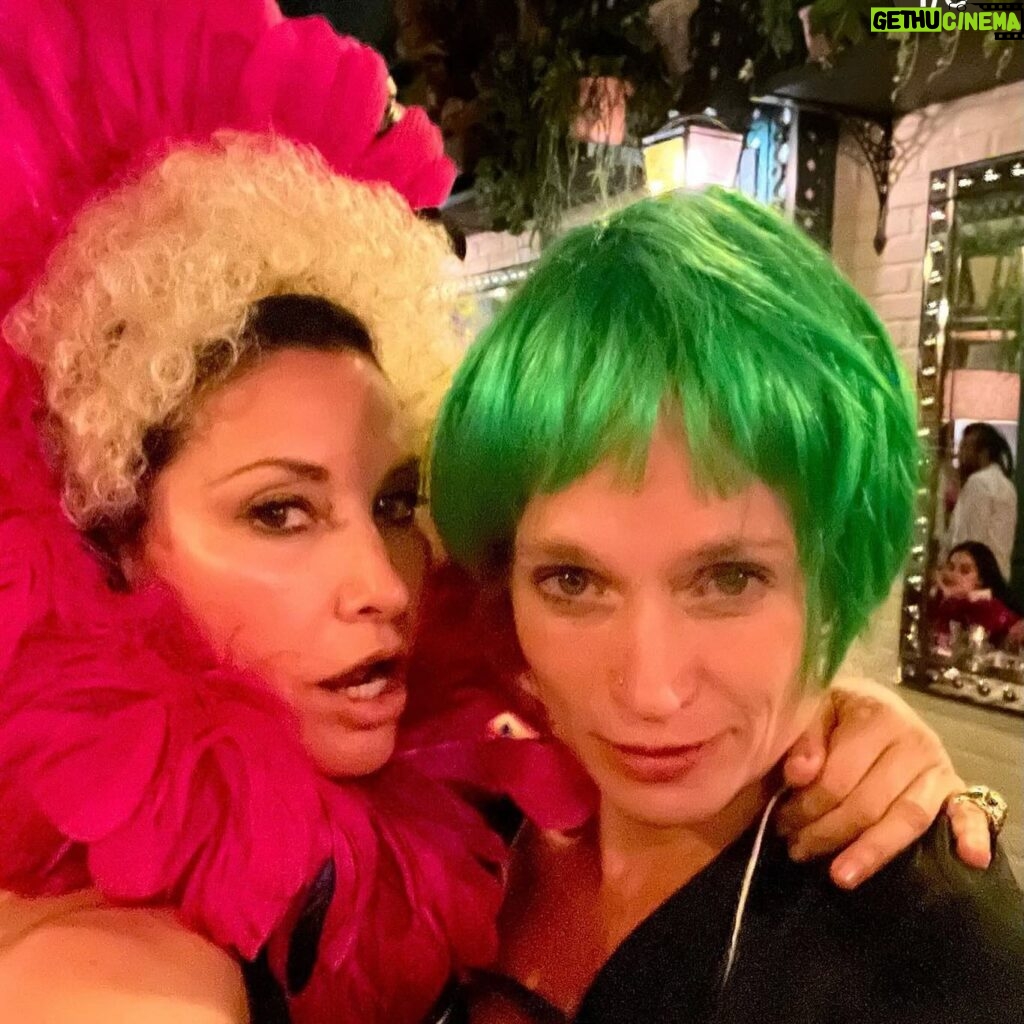 Gina Gershon Instagram - Im a bit behind in my Gemini Celebrations… so heres to @digitalbloom - weve had so many moments in black and white or color and I cherish them all Happy Birthday you wild, wonderful, brilliant , talented bad ass Mama and Woman , You…… heres to mannnny more. 💃💃💃💃💃💃💃💃💃💃💃💃❤️❤️❤️🌹🌹🥂#happybirthday #gemini #geminiseason