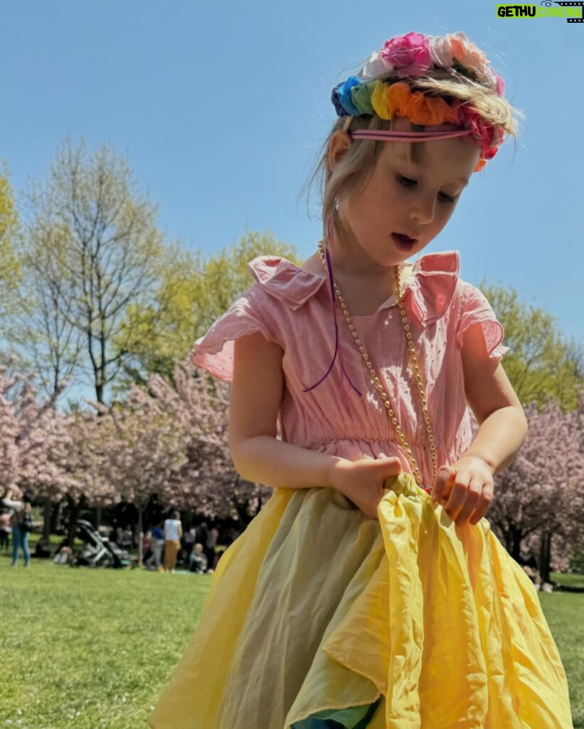 Gina Gershon Instagram - Cherry blossoms, friends and Godkids. #sunday