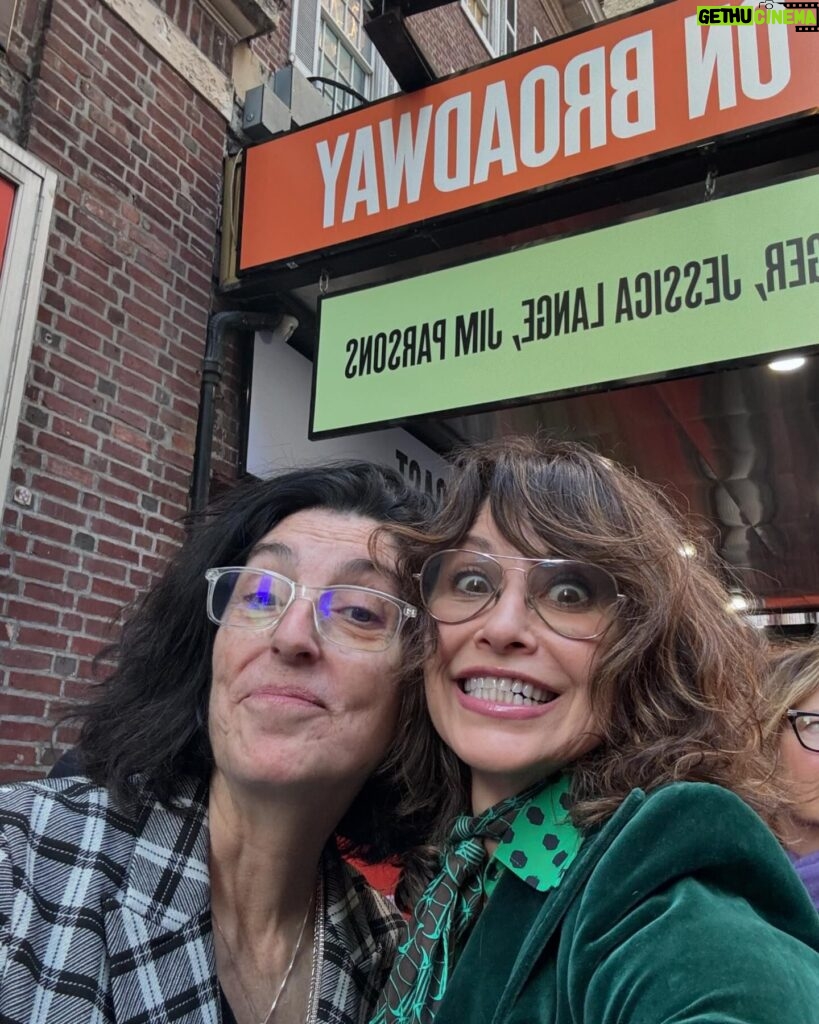 Gina Gershon Instagram - Congrats to my #BFF forever forever , @tinalandau who did such a beautiful job directing Mother Play on broadway. Wonderful performances by the whole cast. Bravo Jessica Lange. Celia Keenan-Bolger, Jim Parsons. 👏👏👏👏🌹🌹🌹@tinalandau @paulavogel #secondstage #hayestheatre #motherplay