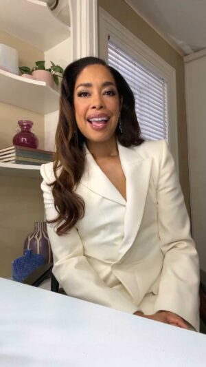 Gina Torres Instagram - Eyes, lips, face ✅

I’ve never felt glowier than when I was on set with @elfcosmetics. Have you used the pièce de résistance, the Halo Glow Liquid Filter?!✨ It’s Judge Beauty approved. #eyeslipsfacts