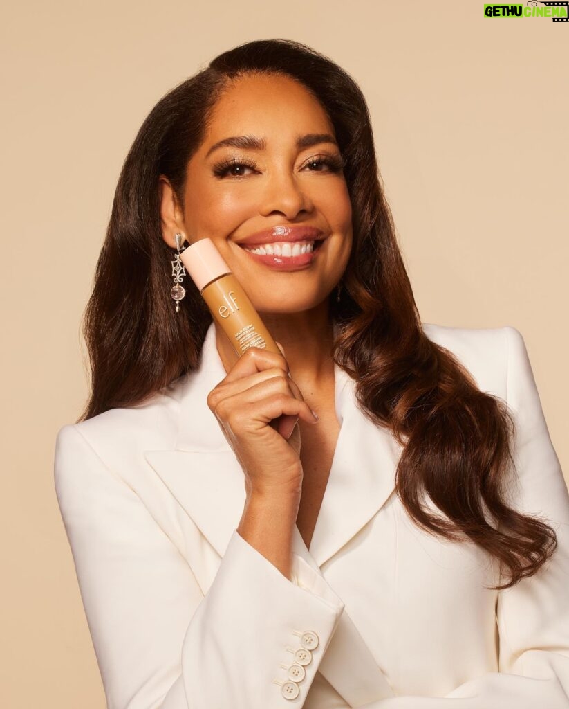 Gina Torres Instagram - The face of someone who’s been sentenced to ✨$14 glowy skin✨I’ll be forever reminiscing about Judge Beauty! From the laughs to the glow, it truly was a one-of-a-kind experience. A touchdown in the world of beauty, if you will 😉