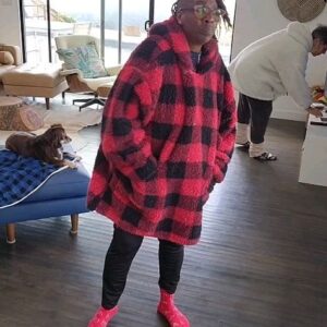 Gina Yashere Instagram - It's been a while! Life has been Lifin' & this world is a dumpster fire, but whatevs....

These dogs don't give a damn about Choons. 
Kemi goes outside to get away from my nonsense, & Kayo just watches like 'These fools' 🤣

OOO IS IT?
GIMME THE ARTIST!! GIMME THE YEAR!!

#choonsontuesdays #choonsontuesday #noshazam #under30sdontevenbother #thisaintyourgame