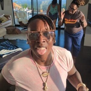 Gina Yashere Instagram - You know when I have my Brits visiting, they gotta get thrown in the deep end of choons 🤣
Say hi to @lil_bit_of_chiz, my actor mate visiting from LANDANNNNN!!!

NOW ...
OO IS IT?
GIMME THE ARTIST!! GIMME THE YEAR!!

#choonsontuesdays #choonsontuesday #noshazam #under30sdontevenbother #thisaintyourgame