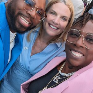 Gina Yashere Instagram - So this happened last night!
Whirlwind trip to DC to attend a #Pride event organized by @glaad at the @vp residence for a bunch of queer activists, celebs & me 🤣
Got to represent my show @bobheartsabishola so the #nigerians were represented!
Think black people made history, Electric slidin’ & doing the wobble, on the VP's lawn & nobody got their tits out 🤣
Tho I was slightly disappointed that all these gays & AN OPEN BAR....YET NOT ONE DRUNK SKINNYDIPPER 🤣
And you know I weren't leaving there without a selfie with @vp 😜
Now on my way to New Orleans to take part in some panels at @essencefest 
So you know there's another #ginashotelrooms coming...
LIFE IS GOOD

Get your tix for #thewomankingofcomedy tour
PORTLAND OR
DETROIT
LOS ANGELES 
WASHINGTON DC
CHICAGO
MONTREAL 
TORONTO

DON'T ASK ME SHIT!! GINAYASHERE.COM FOR DEETS

Videos & pics  taken with my trusty #googlepixel7pro
#giftfromgoogle
@googlepixel_us
#kamalaharris #vicepresident comedy #comedian #ginayashere #nigerian #naija #kemi #bobheartsabishola #standup #standupcomedy