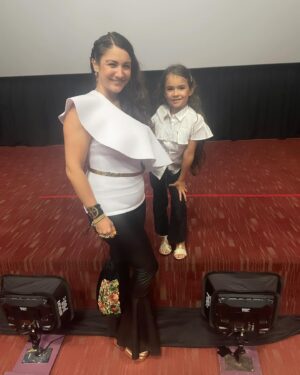 Gioia Arismendi Instagram - Carrusel con mis #Hijas mis amigos y compañeros Artistas, actores, directores, ARTE VENEZOLANO juntos en la fiesta de la cinematografía venezolana #premiossoto en su quinta 5 edición @academiavzlacine 🎥🙌🏻🫶👐🤩😉😍🥰
.
💝 Momentos y regalos de la vida y la profesión que buena mezcla!!! Combinar mi faceta de MADRE la mejor de todas y poder hacer, accionar y estar presente y activa en mi profesión como artista integral me hace inmensamente feliz!!! 😀 Porque AMO con profundo respeto mi SER y ambas facetas me llenan el alma, me contienen y me conforman!!! ❤️
.
Feliz ombligo de semana mi gente hermosa y bella los quiero!!! 🥰🫶❤️ Gracias por siempre estar aquí acompañándome!!! 
.
Súper ENAMORADA de mis princesas  #StellaVera ⭐️ y #GalaIsabella 💎 💕🩷💝
.
#totallook #makeup #stylist #outfit @bambolabygioia 
. 
Blusa y Pants @marinucci.store 
.
Felicidades para todos y que el mes de Abril sea maravilloso!!! 
.
Siempre en el único e infinito camino #amormotordelmundo 
#gioiaarismendi 
#bambolabygioia 
#gioiamom #gioiamoms 
#gioiainfinita❤️ 
#gioiarte 
#cine #premios #cinevenezolano #amigos #compañeros #artistas #gremio #cinevenezolano🎬🇻🇪 #cinevenezolano #actriz #academia #Gracias #GraciasDios