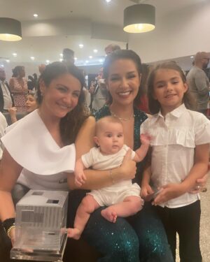 Gioia Arismendi Instagram - Carrusel con mis #Hijas mis amigos y compañeros Artistas, actores, directores, ARTE VENEZOLANO juntos en la fiesta de la cinematografía venezolana #premiossoto en su quinta 5 edición @academiavzlacine 🎥🙌🏻🫶👐🤩😉😍🥰
.
💝 Momentos y regalos de la vida y la profesión que buena mezcla!!! Combinar mi faceta de MADRE la mejor de todas y poder hacer, accionar y estar presente y activa en mi profesión como artista integral me hace inmensamente feliz!!! 😀 Porque AMO con profundo respeto mi SER y ambas facetas me llenan el alma, me contienen y me conforman!!! ❤️
.
Feliz ombligo de semana mi gente hermosa y bella los quiero!!! 🥰🫶❤️ Gracias por siempre estar aquí acompañándome!!! 
.
Súper ENAMORADA de mis princesas  #StellaVera ⭐️ y #GalaIsabella 💎 💕🩷💝
.
#totallook #makeup #stylist #outfit @bambolabygioia 
. 
Blusa y Pants @marinucci.store 
.
Felicidades para todos y que el mes de Abril sea maravilloso!!! 
.
Siempre en el único e infinito camino #amormotordelmundo 
#gioiaarismendi 
#bambolabygioia 
#gioiamom #gioiamoms 
#gioiainfinita❤️ 
#gioiarte 
#cine #premios #cinevenezolano #amigos #compañeros #artistas #gremio #cinevenezolano🎬🇻🇪 #cinevenezolano #actriz #academia #Gracias #GraciasDios