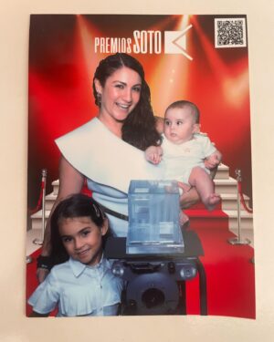Gioia Arismendi Instagram - Carrusel con mis #Hijas mis amigos y compañeros Artistas, actores, directores, ARTE VENEZOLANO juntos en la fiesta de la cinematografía venezolana #premiossoto en su quinta 5 edición @academiavzlacine 🎥🙌🏻🫶👐🤩😉😍🥰
.
💝 Momentos y regalos de la vida y la profesión que buena mezcla!!! Combinar mi faceta de MADRE la mejor de todas y poder hacer, accionar y estar presente y activa en mi profesión como artista integral me hace inmensamente feliz!!! 😀 Porque AMO con profundo respeto mi SER y ambas facetas me llenan el alma, me contienen y me conforman!!! ❤️
.
Feliz ombligo de semana mi gente hermosa y bella los quiero!!! 🥰🫶❤️ Gracias por siempre estar aquí acompañándome!!! 
.
Súper ENAMORADA de mis princesas  #StellaVera ⭐️ y #GalaIsabella 💎 💕🩷💝
.
#totallook #makeup #stylist #outfit @bambolabygioia 
. 
Blusa y Pants @marinucci.store 
.
Felicidades para todos y que el mes de Abril sea maravilloso!!! 
.
Siempre en el único e infinito camino #amormotordelmundo 
#gioiaarismendi 
#bambolabygioia 
#gioiamom #gioiamoms 
#gioiainfinita❤️ 
#gioiarte 
#cine #premios #cinevenezolano #amigos #compañeros #artistas #gremio #cinevenezolano🎬🇻🇪 #cinevenezolano #actriz #academia #Gracias #GraciasDios