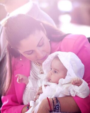 Gioia Arismendi Instagram - Bautizo🕯️ Gala 💎 Isabella 🪷 13.01.2024 
.
Uniéndonos en el Amor a Dios, Jesús, el Espíritu Santo 🌱 
.
Mi Familia ♥️ mis padres @gioiaarismendi y @martino_dangelo 🙌🏻 mi hermana Stella ⭐️ Vera 🍀
.
En este día especial junto a mis padres, hermana, abuelos padrinos y amigos recibo el bautismo, y la luz y el Amor de Dios me abrazan y me bendicen, encendiendo mi corazón para iluminar todo el camino de mi vida! Amén! 
Gracias por acompañarme! 
.
Gracias Gracias Gracias 🙏👐🙌🏻🫶 
Amén Amén Amén 
.
Make Up & Stylist & Asesoría de Imagen @bambolabygioia 💄Nosotras muy #coquette 
.
Mis Zarcillos o aretes o pendientes me los regalo 💝 mi Abuela Rosa 🌹 en mi comunión gracias Amada. 
-
Mi collar de perlas me lo prestó mi amada Madre @gioialombardini te Amo 💕 
-
Mi collar de la Virgen María era de mi Nonna Italia Vera gracias Nonnina te amo mi alma gemela! 🕊️ 
-
Mi sweter blanco me lo regaló mi madrina de bautismo @aurarismendifarinas te amo Gracias! 
-
Mi Taller Rosa lo conseguí en @vsw_swimwear espectacular ✔️ 
.
Photos Fotos @claudiafotovzla 
.
Vela, Pañuelo, medalla @lacapotina 
.
Vestido Bautizo de Gala por Nonna @mblanca50 
.
Gracias a todos mis padrinos @aferrari669 y @mignonne3 Gracias los amamos!!! 
.
Siempre en el único e infinito camino de Dios en #AmorMotorDelMundo 
#gioiaarismendi 
#bambolabygioia 
#gioiamom #gioiamoms 
#amoromcondicional
#amordeDios
#familia
#bautismo 
#gioiainfinita
#gioiarte 
#Agradecidos #Gracias #GracisDios