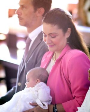Gioia Arismendi Instagram - Bautizo🕯️ Gala 💎 Isabella 🪷 13.01.2024 
.
Uniéndonos en el Amor a Dios, Jesús, el Espíritu Santo 🌱 
.
Mi Familia ♥️ mis padres @gioiaarismendi y @martino_dangelo 🙌🏻 mi hermana Stella ⭐️ Vera 🍀
.
En este día especial junto a mis padres, hermana, abuelos padrinos y amigos recibo el bautismo, y la luz y el Amor de Dios me abrazan y me bendicen, encendiendo mi corazón para iluminar todo el camino de mi vida! Amén! 
Gracias por acompañarme! 
.
Gracias Gracias Gracias 🙏👐🙌🏻🫶 
Amén Amén Amén 
.
Make Up & Stylist & Asesoría de Imagen @bambolabygioia 💄Nosotras muy #coquette 
.
Mis Zarcillos o aretes o pendientes me los regalo 💝 mi Abuela Rosa 🌹 en mi comunión gracias Amada. 
-
Mi collar de perlas me lo prestó mi amada Madre @gioialombardini te Amo 💕 
-
Mi collar de la Virgen María era de mi Nonna Italia Vera gracias Nonnina te amo mi alma gemela! 🕊️ 
-
Mi sweter blanco me lo regaló mi madrina de bautismo @aurarismendifarinas te amo Gracias! 
-
Mi Taller Rosa lo conseguí en @vsw_swimwear espectacular ✔️ 
.
Photos Fotos @claudiafotovzla 
.
Vela, Pañuelo, medalla @lacapotina 
.
Vestido Bautizo de Gala por Nonna @mblanca50 
.
Gracias a todos mis padrinos @aferrari669 y @mignonne3 Gracias los amamos!!! 
.
Siempre en el único e infinito camino de Dios en #AmorMotorDelMundo 
#gioiaarismendi 
#bambolabygioia 
#gioiamom #gioiamoms 
#amoromcondicional
#amordeDios
#familia
#bautismo 
#gioiainfinita
#gioiarte 
#Agradecidos #Gracias #GracisDios
